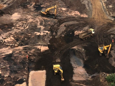 Bombeiros retomam buscas por desaparecidos em tragédia de Brumadinho Bombeiros retomam buscas por desaparecidos em tragédia de Brumadinho