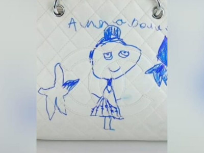 Criança usa caneta para desenhar na bolsa da mãe avaliada em R$ 15 mil