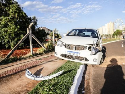 Passageira de carro morre aos 19 anos após motorista bater em poste em Campo Grande