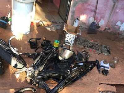 Polícia fecha desmanche de motos roubadas após denúncia