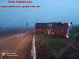 Maracaju: Condutor de caminhão frigorífico carregado com carne, não visualiza rotatória devido a neblina, colidi contra enorme pedra e tomba Maracaju: Condutor de caminhão frigorífico carregado com carne, não visualiza rotatória devido a neblina, colidi contra enorme pedra e tomba