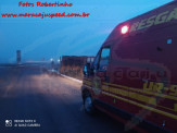 Maracaju: Condutor de caminhão frigorífico carregado com carne, não visualiza rotatória devido a neblina, colidi contra enorme pedra e tomba Maracaju: Condutor de caminhão frigorífico carregado com carne, não visualiza rotatória devido a neblina, colidi contra enorme pedra e tomba