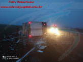 Maracaju: Condutor de caminhão frigorífico carregado com carne, não visualiza rotatória devido a neblina, colidi contra enorme pedra e tomba