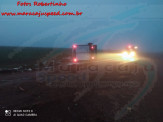 Maracaju: Condutor de caminhão frigorífico carregado com carne, não visualiza rotatória devido a neblina, colidi contra enorme pedra e tomba Maracaju: Condutor de caminhão frigorífico carregado com carne, não visualiza rotatória devido a neblina, colidi contra enorme pedra e tomba