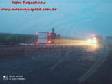 Maracaju: Condutor de caminhão frigorífico carregado com carne, não visualiza rotatória devido a neblina, colidi contra enorme pedra e tomba Maracaju: Condutor de caminhão frigorífico carregado com carne, não visualiza rotatória devido a neblina, colidi contra enorme pedra e tomba