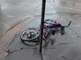 Maracaju: Mulher conduzindo bicicleta elétrica atravessa cruzamento, em ação semelhante a “roleta russa”, e quase é colhida por caminhão