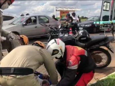 Motociclista fica com trauma na face após acidente na Duque de Caxias