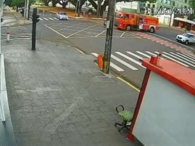 Vídeo mostra momento que viatura dos bombeiros atinge carro de passeio em Campo Grande