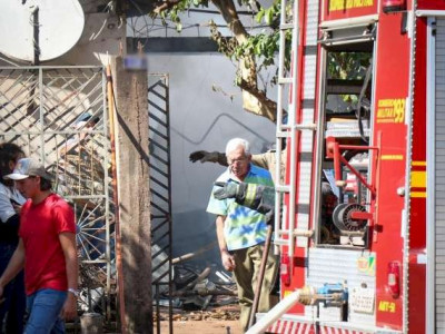  “Acabou tudo e tá tudo bem”, diz morador de casa destruída por incêndio 