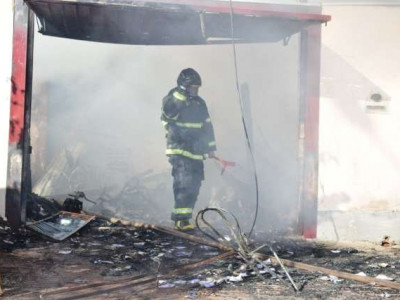 Bombeiros gastaram 20 mil litros de água para controlar incêndio em residência Bombeiros gastaram 20 mil litros de água para controlar incêndio em residência