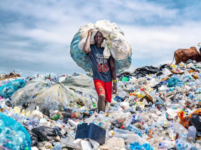 Exposição mostra impacto duradouro da poluição por plástico no planeta Exposição mostra impacto duradouro da poluição por plástico no planeta