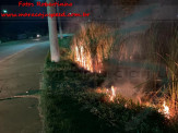 Maracaju: Bombeiros extinguem chamas que ameaçavam chegar a residências na Rua Joaquim F. Azambuja