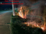 Maracaju: Bombeiros extinguem chamas que ameaçavam chegar a residências na Rua Joaquim F. Azambuja