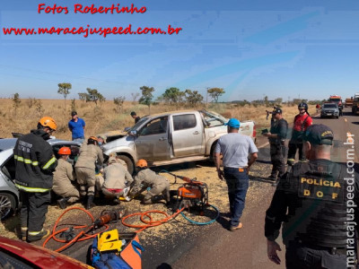 Maracaju: Corpo de Bombeiros atendem ocorrência de colisão frontal entre caminhonete Hilux e veículo Corola na BR-267