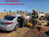 Maracaju: Corpo de Bombeiros atendem ocorrência de colisão frontal entre caminhonete Hilux e veículo Corola na BR-267