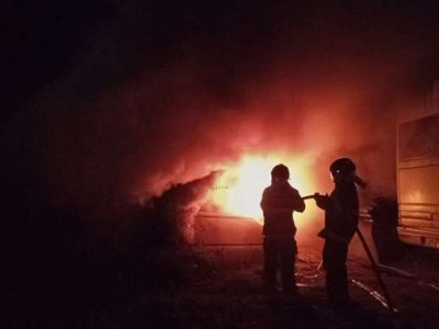 Ônibus estacionado é consumido por fogo em Três Lagoas