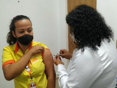 Para estimular imunização no comércio, Saúde organiza equipe volante de vacinadores  Para estimular imunização no comércio, Saúde organiza equipe volante de vacinadores