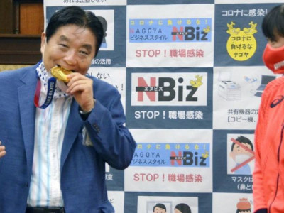 Atleta olímpica japonesa vai receber medalha nova após prefeito morder a original Atleta olímpica japonesa vai receber medalha nova após prefeito morder a original