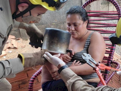Criança mobiliza Bombeiros após enfiar a cabeça em panela de pressão Criança mobiliza Bombeiros após enfiar a cabeça em panela de pressão