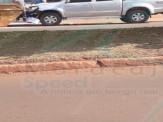 Maracaju: Condutor colidi caminhonete Hilux em caçamba de entulhos na Av. Marechal Deodoro