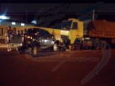Maracaju: Jovem de apenas 19 anos de idade morre após colisão frontal entre caminhonete Hilux e carreta estacionada Maracaju: Jovem de apenas 19 anos de idade morre após colisão frontal entre caminhonete Hilux e carreta estacionada