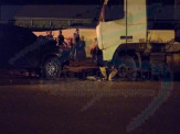 Maracaju: Jovem de apenas 19 anos de idade morre após colisão frontal entre caminhonete Hilux e carreta estacionada Maracaju: Jovem de apenas 19 anos de idade morre após colisão frontal entre caminhonete Hilux e carreta estacionada