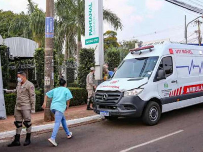 A caminho de hospital, ambulância com paciente grave se envolve em acidente