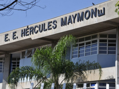 Aluno provoca pânico ao entrar armado em escola e ameaçar matar colegas Aluno provoca pânico ao entrar armado em escola e ameaçar matar colegas
