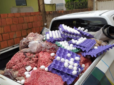 Autoridades apreendem 800 kg de alimentos impróprios para consumo em comércios Autoridades apreendem 800 kg de alimentos impróprios para consumo em comércios