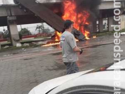 Caminhão despenca de viaduto, pega fogo e explode em SC