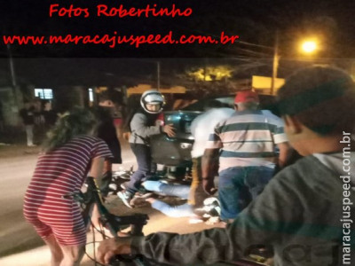 Maracaju: Condutor de motocicleta perde controle e colidi com veículo estacionado. Motociclista ficou embaixo do veículo