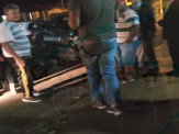 Maracaju: Condutor de motocicleta perde controle e colidi com veículo estacionado. Motociclista ficou embaixo do veículo
