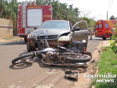Motociclista fura preferencial e fica ferido com acidente na Vila Nasser