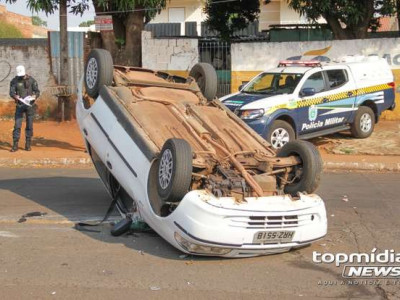Motorista bate em carro parado e capota na Vila Bandeirante