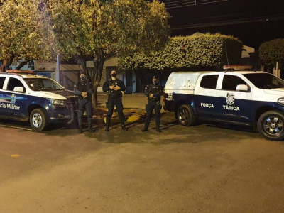 Mulher é presa por desobediência e perturbação do sossego em praça Mulher é presa por desobediência e perturbação do sossego em praça