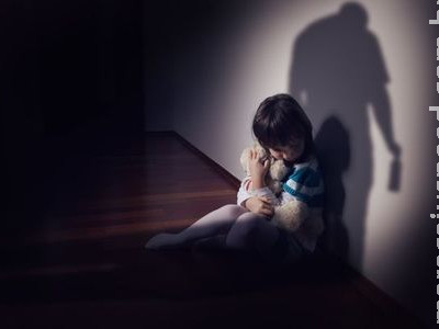 Mulher finge dormir e flagra avô estuprando neta de 9 anos na cozinha de casa 