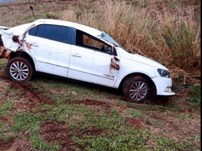 Pneu estoura, motorista invade pista contrária e capota carro na BR-163 