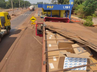 Polícia apreende 200 mil maços de cigarro contrabandeados na BR-163 Polícia apreende 200 mil maços de cigarro contrabandeados na BR-163