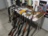 Polícia Civil de Maracaju cumpre três mandados de busca e prende em flagrante dois indivíduos por posse de armas de fogo de uso permitido e de uso restrito Polícia Civil de Maracaju cumpre três mandados de busca e prende em flagrante dois indivíduos por posse de armas de fogo de uso permitido e de uso restrito