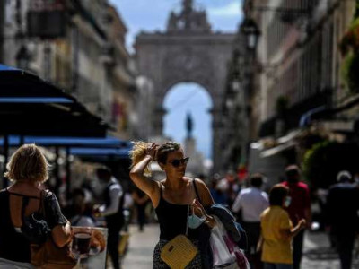Portugal atinge 80% da população imunizada e suspende uso obrigatório de máscara em locais abertos