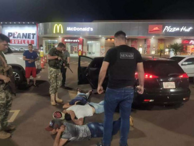 Trio é preso enquanto negociava maconha em estacionamento de shopping Trio é preso enquanto negociava maconha em estacionamento de shopping