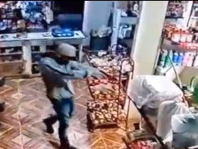 Assaltantes armados invadem mercado e roubam dinheiro