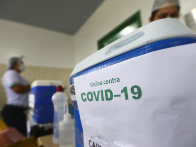 Brasil registra menor média móvel de mortes desde o início da pandemia Brasil registra menor média móvel de mortes desde o início da pandemia