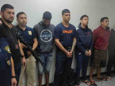 Brasileiros presos na fronteira com arsenal de guerra são expulsos do Paraguai Brasileiros presos na fronteira com arsenal de guerra são expulsos do Paraguai