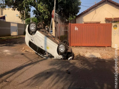 Carro capota em cruzamento ao ser atingido por Pálio que furou preferencial Carro capota em cruzamento ao ser atingido por Pálio que furou preferencial