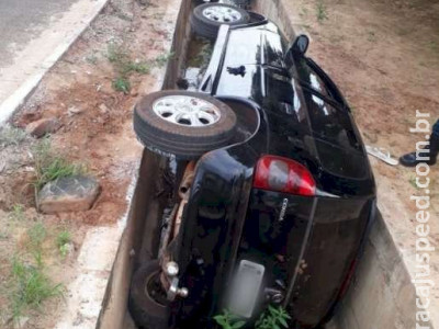 Carro despenca em vala e motorista desaparece após acidente em Coxim Carro despenca em vala e motorista desaparece após acidente em Coxim