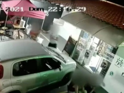 Grávida e com filho no colo, esposa apanha de marido em conveniência Grávida e com filho no colo, esposa apanha de marido em conveniência