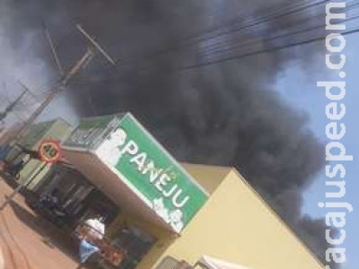 Incêndio gigantesco atinge barracão de oficina em Ribas do Rio Pardo Incêndio gigantesco atinge barracão de oficina em Ribas do Rio Pardo