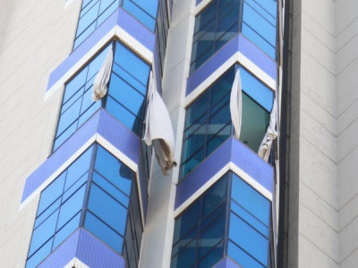 Janela de hotel se desprende e avenida é interditada em Campo Grande Janela de hotel se desprende e avenida é interditada em Campo Grande