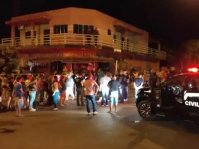 Jovem é assassinado com 7 tiros após briga durante comício em praça Jovem é assassinado com 7 tiros após briga durante comício em praça
